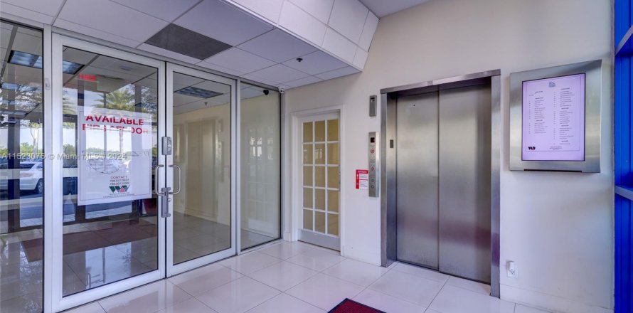 Oficina en Doral, Florida № 976458