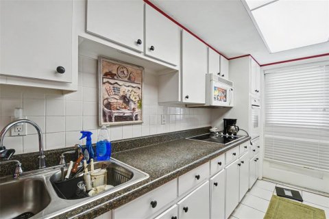 Condo in Dunedin, Florida, 2 bedrooms № 2196823 - photo 11