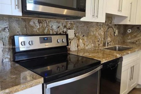 Condo in Tamarac, Florida, 2 bedrooms  № 1950203 - photo 10