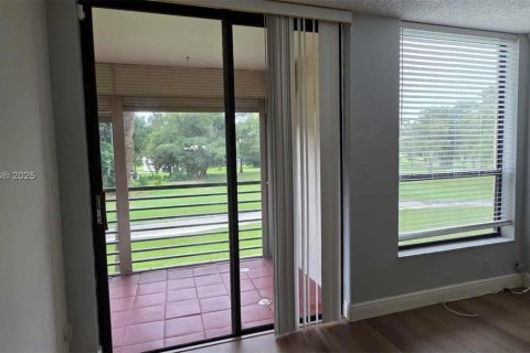 Condo in Tamarac, Florida, 2 bedrooms  № 1950203 - photo 6