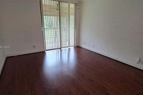 Condo in Tamarac, Florida, 2 bedrooms  № 1950203 - photo 14