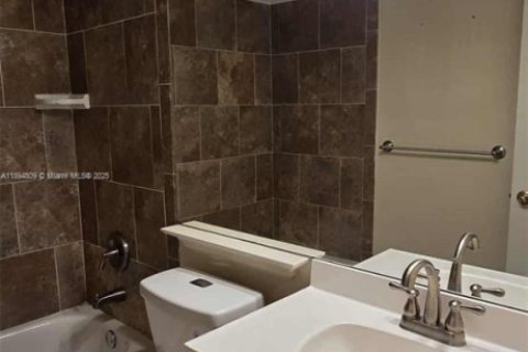 Condo in Tamarac, Florida, 2 bedrooms  № 1950203 - photo 23