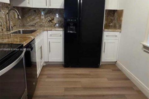 Condo in Tamarac, Florida, 2 bedrooms  № 1950203 - photo 11