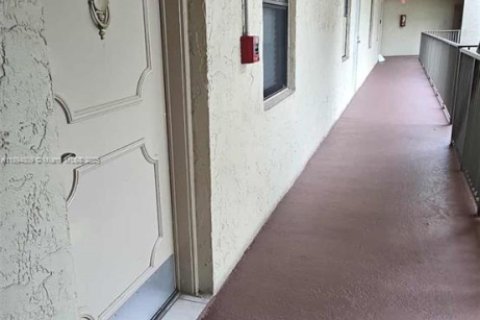 Condo in Tamarac, Florida, 2 bedrooms  № 1950203 - photo 2