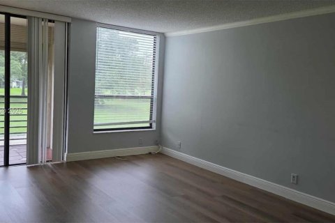 Condo in Tamarac, Florida, 2 bedrooms  № 1950203 - photo 4