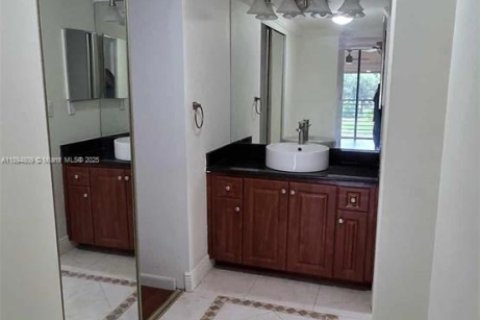 Condo in Tamarac, Florida, 2 bedrooms  № 1950203 - photo 17