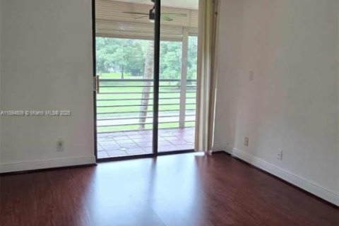 Condo in Tamarac, Florida, 2 bedrooms  № 1950203 - photo 16