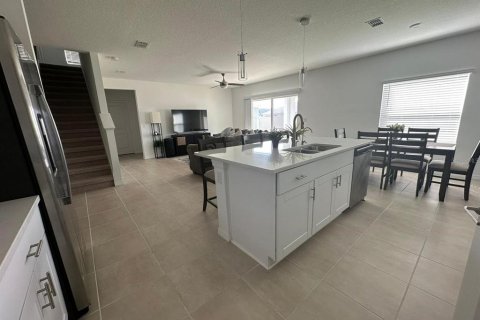 House in Davenport, Florida 5 bedrooms, 220.27 sq.m. № 2217329 - photo 4