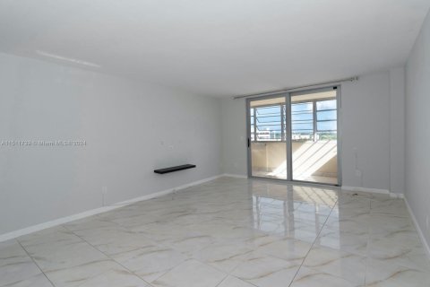 Condo in North Miami Beach, Florida, 2 bedrooms  № 1872384 - photo 8