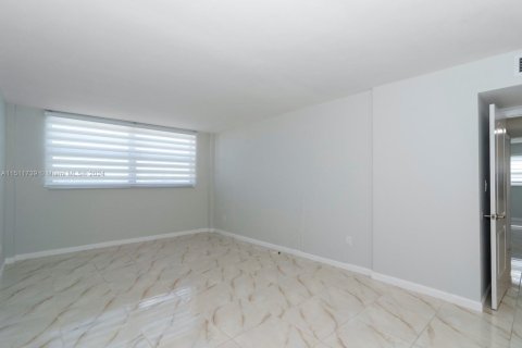 Condo in North Miami Beach, Florida, 2 bedrooms  № 1872384 - photo 19