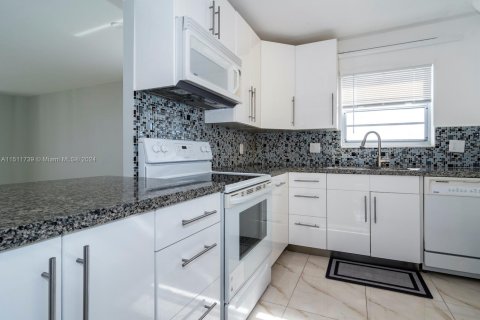 Condo in North Miami Beach, Florida, 2 bedrooms  № 1872384 - photo 1