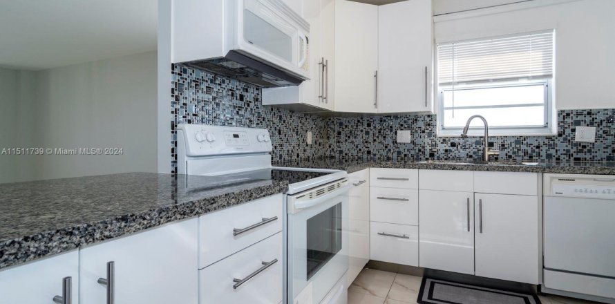 Condo in North Miami Beach, Florida, 2 bedrooms  № 1872384