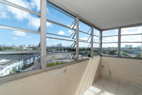 Condo in North Miami Beach, Florida, 2 bedrooms  № 1872384 - photo 13