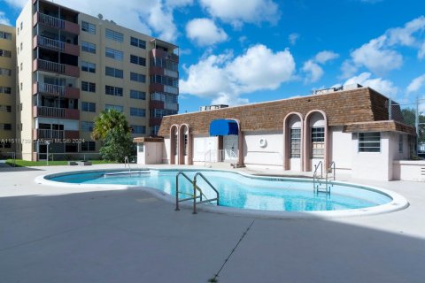 Condo in North Miami Beach, Florida, 2 bedrooms  № 1872384 - photo 27