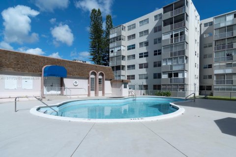 Condo in North Miami Beach, Florida, 2 bedrooms  № 1872384 - photo 26
