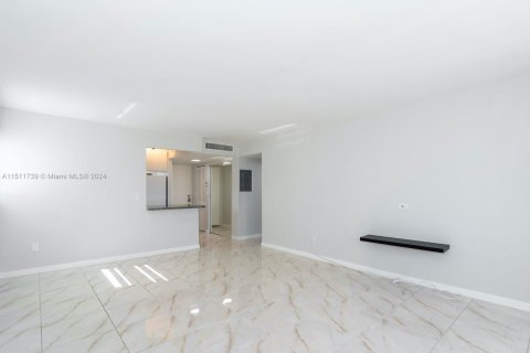 Condo in North Miami Beach, Florida, 2 bedrooms  № 1872384 - photo 6