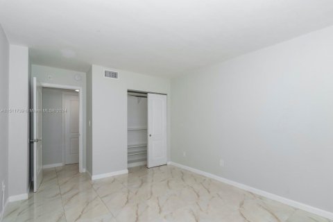 Condo in North Miami Beach, Florida, 2 bedrooms  № 1872384 - photo 17
