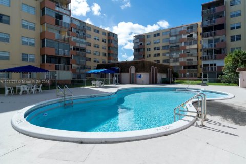 Condo in North Miami Beach, Florida, 2 bedrooms  № 1872384 - photo 28