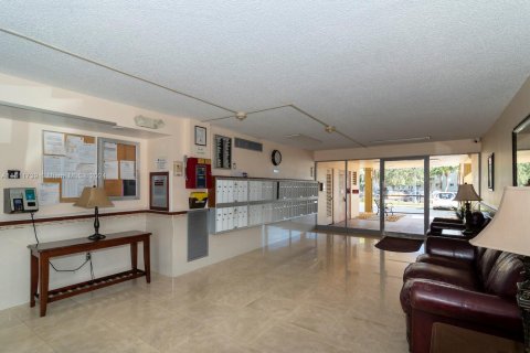 Condo in North Miami Beach, Florida, 2 bedrooms  № 1872384 - photo 29