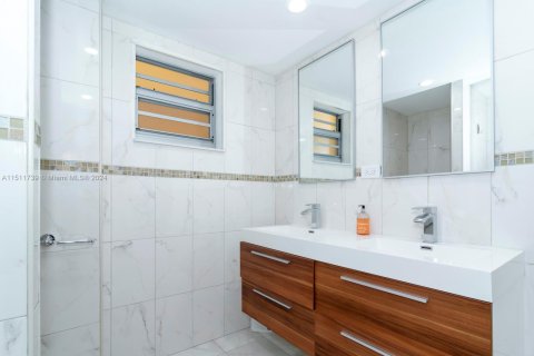 Condo in North Miami Beach, Florida, 2 bedrooms  № 1872384 - photo 21