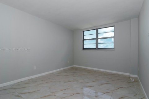 Condo in North Miami Beach, Florida, 2 bedrooms  № 1872384 - photo 15