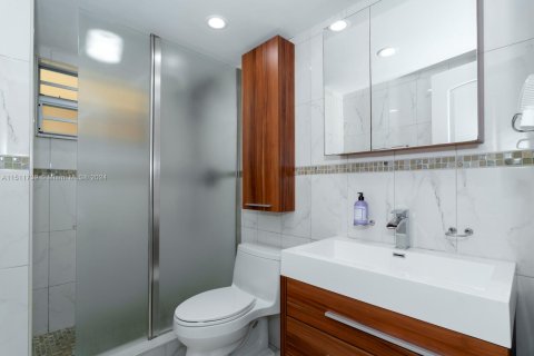 Condo in North Miami Beach, Florida, 2 bedrooms  № 1872384 - photo 25