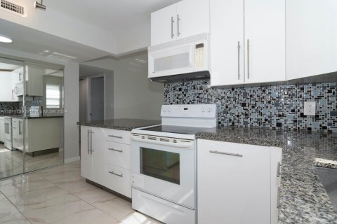 Condo in North Miami Beach, Florida, 2 bedrooms  № 1872384 - photo 4