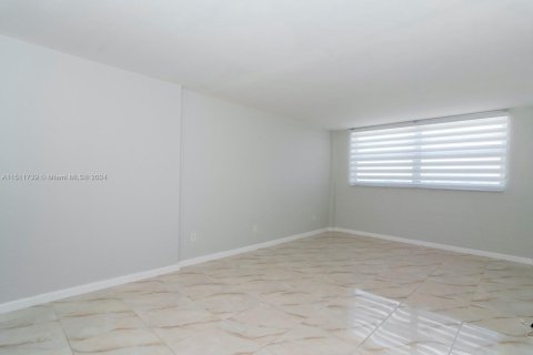 Condo in North Miami Beach, Florida, 2 bedrooms  № 1872384 - photo 18