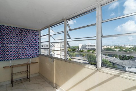 Condo in North Miami Beach, Florida, 2 bedrooms  № 1872384 - photo 14