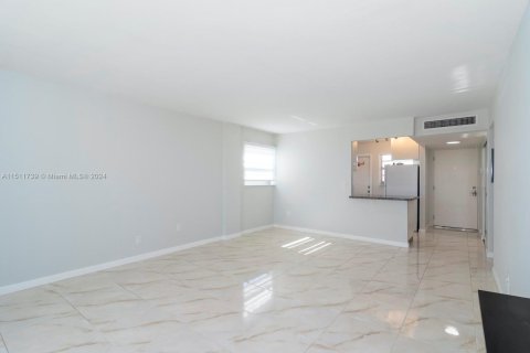 Condo in North Miami Beach, Florida, 2 bedrooms  № 1872384 - photo 9