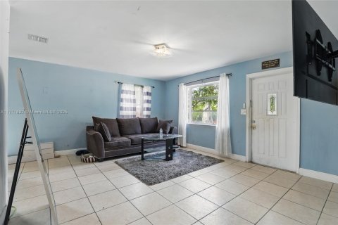 House in West Palm Beach, Florida 3 bedrooms, 122.45 sq.m. № 1701942 - photo 5