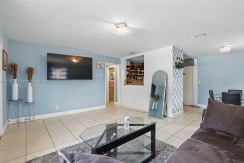 House in West Palm Beach, Florida 3 bedrooms, 122.45 sq.m. № 1701942 - photo 7