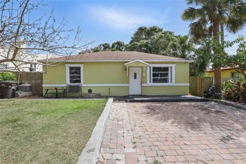 House in West Palm Beach, Florida 3 bedrooms, 122.45 sq.m. № 1701942 - photo 1
