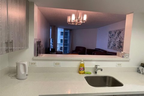 Condominio en alquiler en Sunny Isles Beach, Florida, 2 dormitorios, 119.84 m2 № 1925986 - foto 10