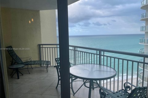 Condominio en alquiler en Sunny Isles Beach, Florida, 2 dormitorios, 119.84 m2 № 1925986 - foto 1