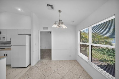 House in Cape Coral, Florida 3 bedrooms, 135.45 sq.m. № 1597455 - photo 10