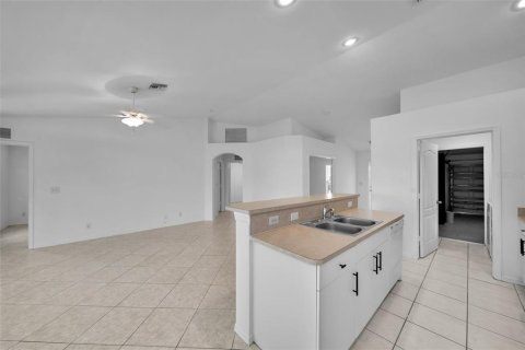 House in Cape Coral, Florida 3 bedrooms, 135.45 sq.m. № 1597455 - photo 12