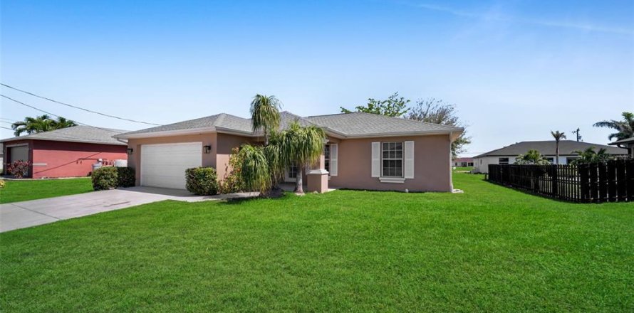 House in Cape Coral, Florida 3 bedrooms, 135.45 sq.m. № 1597455