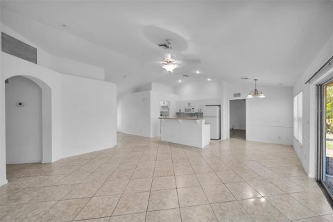 House in Cape Coral, Florida 3 bedrooms, 135.45 sq.m. № 1597455 - photo 9