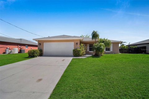House in Cape Coral, Florida 3 bedrooms, 135.45 sq.m. № 1597455 - photo 2