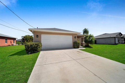 House in Cape Coral, Florida 3 bedrooms, 135.45 sq.m. № 1597455 - photo 3