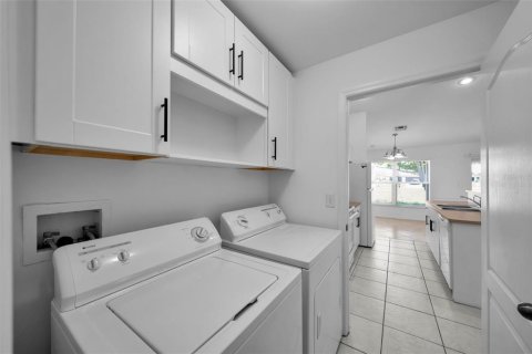 House in Cape Coral, Florida 3 bedrooms, 135.45 sq.m. № 1597455 - photo 14