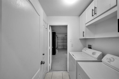 House in Cape Coral, Florida 3 bedrooms, 135.45 sq.m. № 1597455 - photo 13