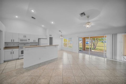 House in Cape Coral, Florida 3 bedrooms, 135.45 sq.m. № 1597455 - photo 8