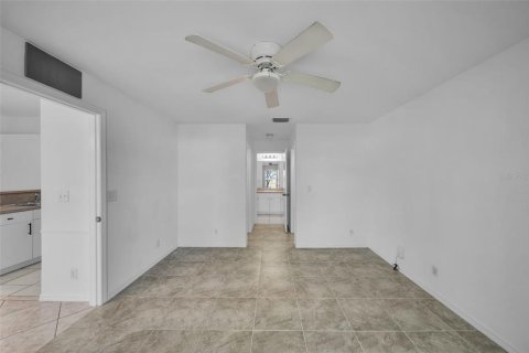 House in Cape Coral, Florida 3 bedrooms, 135.45 sq.m. № 1597455 - photo 17
