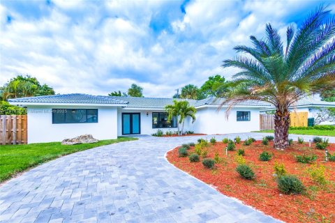 House in Boca Raton, Florida 4 bedrooms, 206.89 sq.m. № 1930685 - photo 1