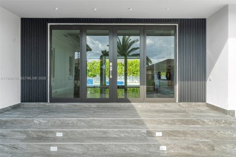 Villa ou maison à vendre à Hialeah Gardens, Floride: 5 chambres, 451.32 m2 № 2004805 - photo 11
