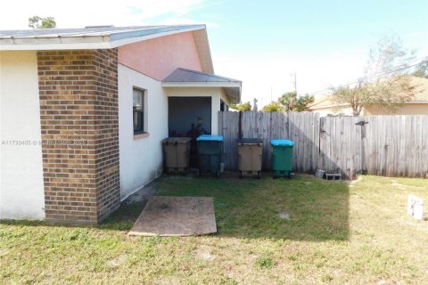 Propiedad comercial en venta en Cape Coral, Florida, 212.75 m2 № 1936408 - foto 4