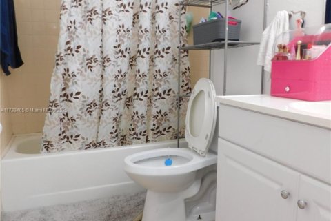 Propiedad comercial en venta en Cape Coral, Florida, 212.75 m2 № 1936408 - foto 8