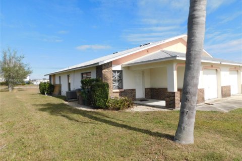 Commercial property in Cape Coral, Florida 212.75 sq.m. № 1936408 - photo 3